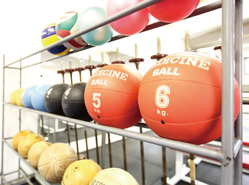 各種トレーニングマシーンやスポーツ用具が充実