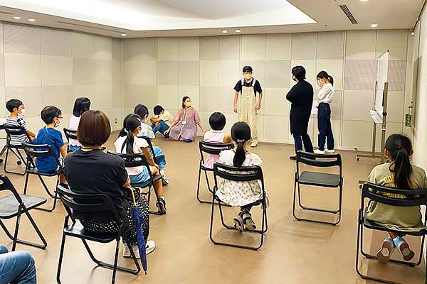 ワークショップ「げきにでてみよう!」を行う演劇部「劇団白埴」の学生